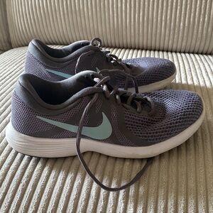 Woman’s Nike Revolution 4 Sz9